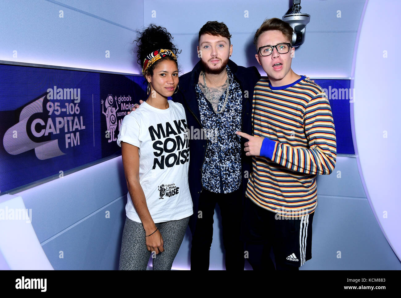 James arthur (centro) al fianco di roman kemp (destra) e vick speranza durante il global di fare qualche rumore giorno 2017 tenutasi a livello mondiale, 30 Leicester Square, Londra. L'evento unisce tutti di global brand radio per contribuire a raccogliere fondi per global di fare un po' di rumore, la carità istituito da global per aiutare giovani svantaggiati in tutto il Regno Unito. picture Data: venerdì 6 ottobre. Photo credit dovrebbe leggere: ian west/pa filo Foto Stock