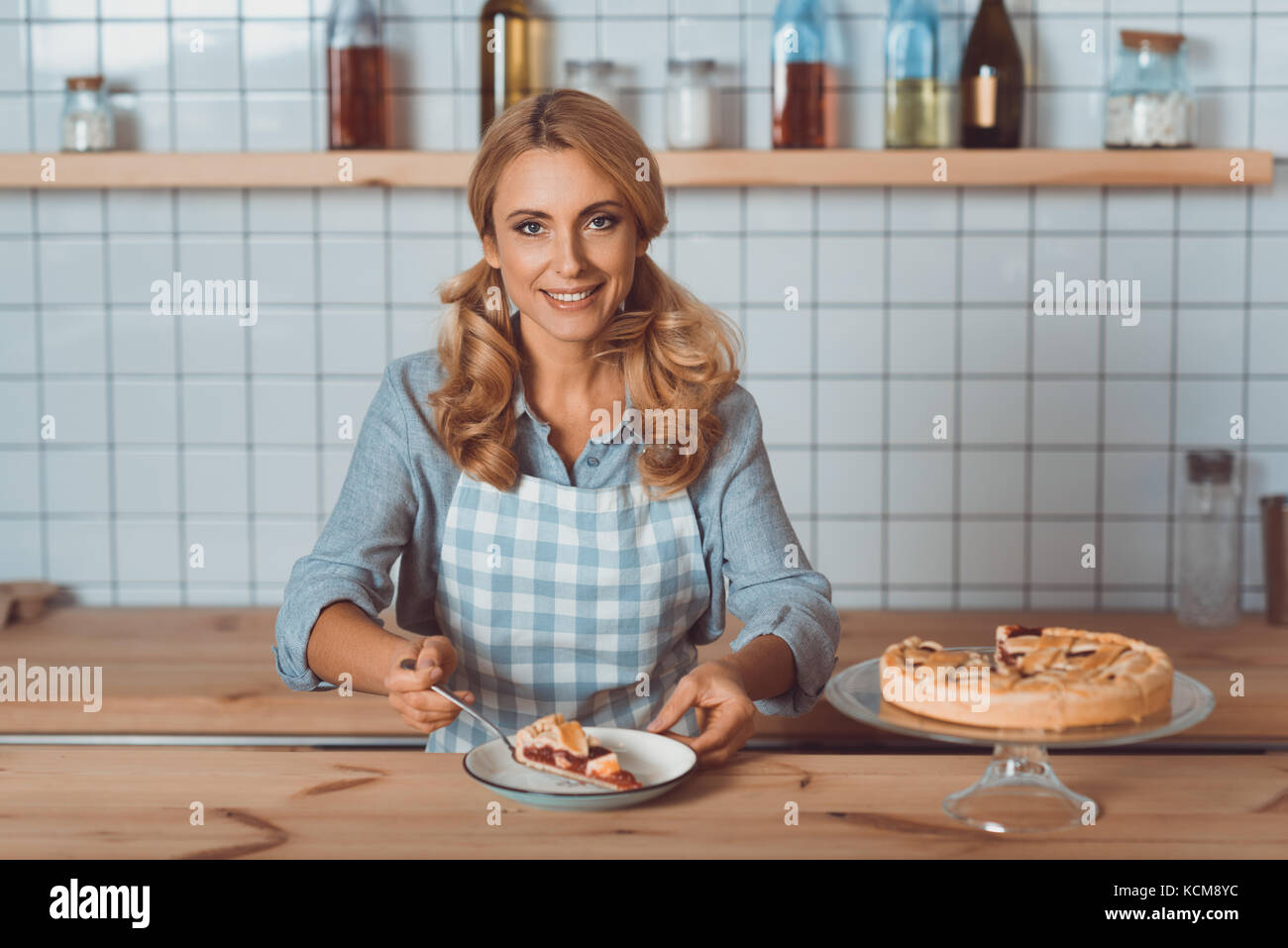 Cameriera con la torta in cafe Foto Stock