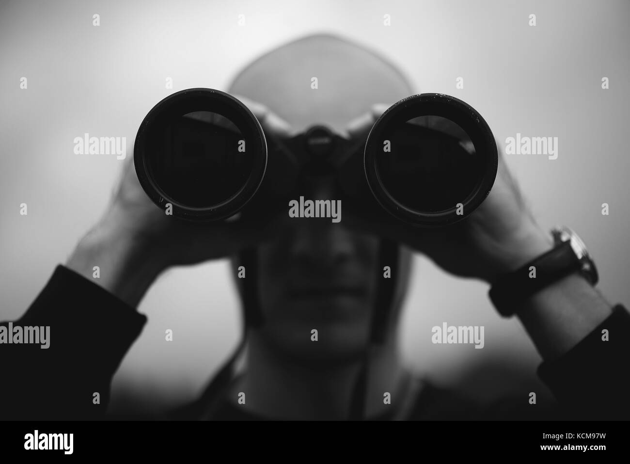 Looking through binoculars Foto e Immagini Stock in Bianco e Nero - Alamy