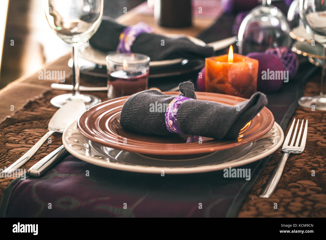 Impostazione tabella per la cena. luogo elegante impostazione per ristorante. il matrimonio o la cena di San Valentino. Foto Stock