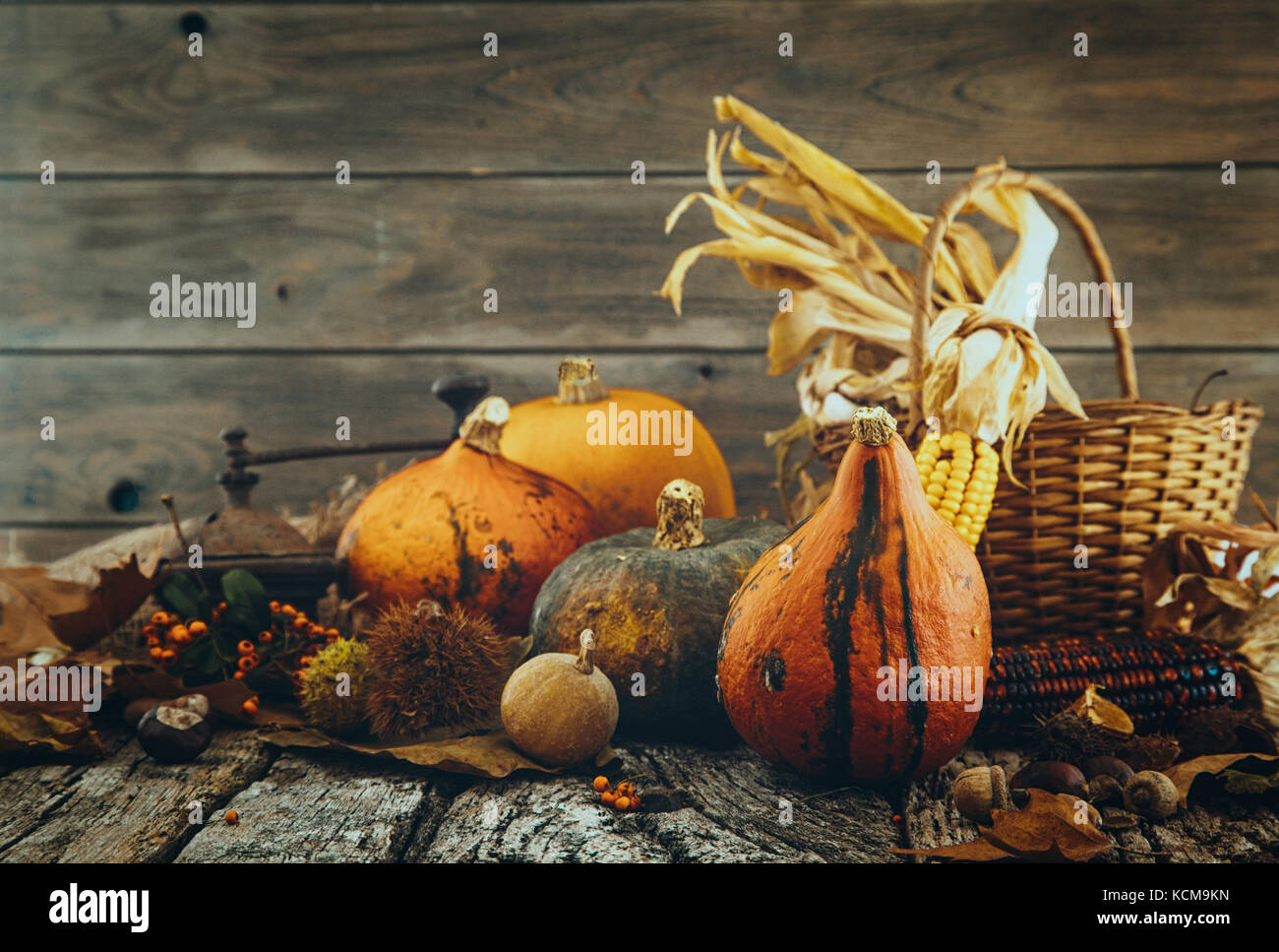 La Giornata del ringraziamento a cena. autunno frutti con foglie. ringraziamento autunno sfondo Foto Stock
