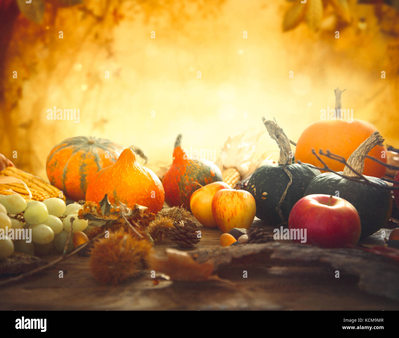 La natura in autunno concetto. caduta di frutta e verdura su legno. cena di ringraziamento Foto Stock