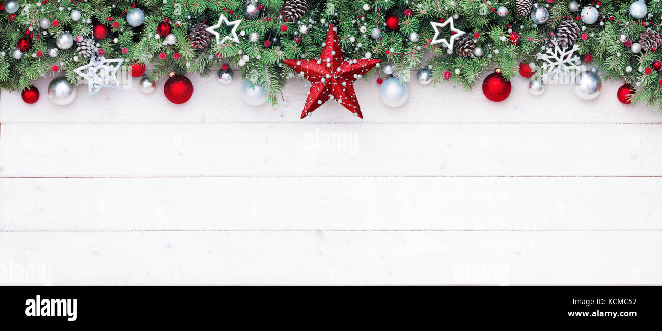 Rami di abete e di decorazione su tavola bianco - Bordo di Natale Foto Stock