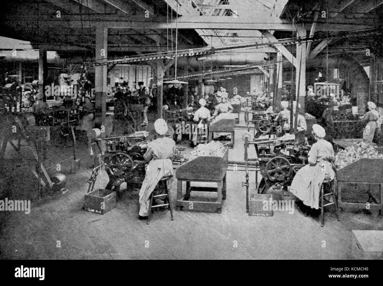 Un'immagine che mostra l'interno di una fabbrica di conserve del 1909. Illustra i processi industriali e i macchinari utilizzati nella conservazione degli alimenti in quel periodo. Foto Stock