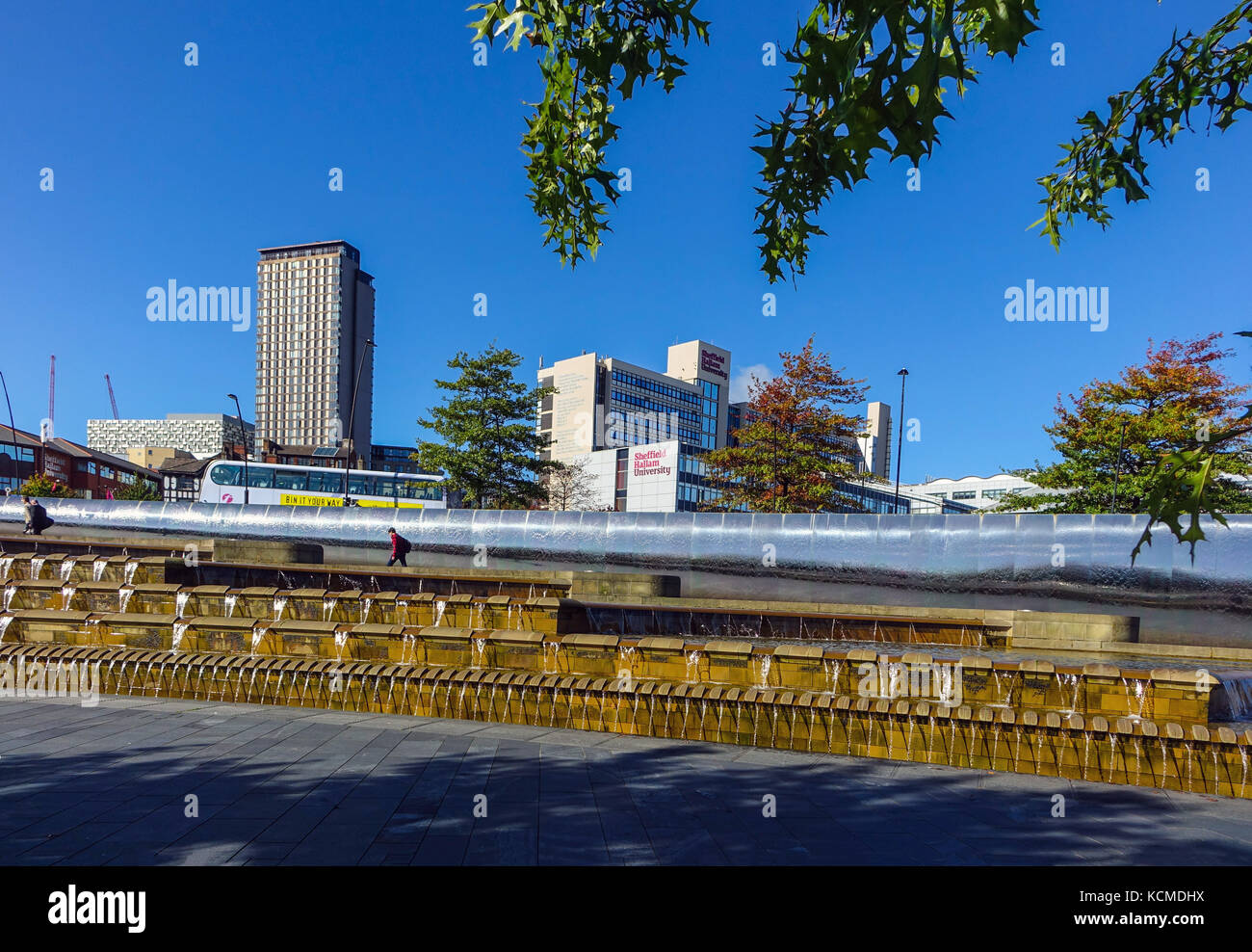 Sheffield, Regno Unito stazione delle ferrovie, con fontane e cascate Foto Stock