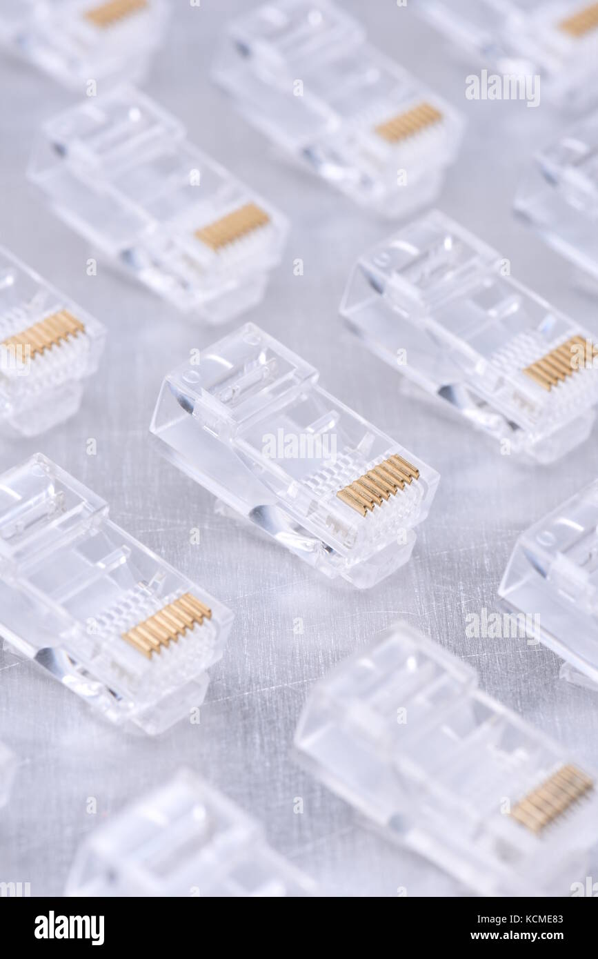 Gruppo di connettori maschio RJ45 per cavi di rete Foto Stock