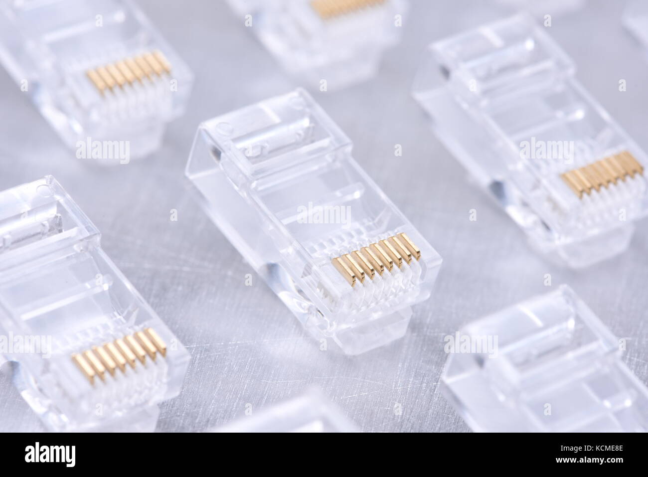 Gruppo di connettori maschio RJ45 per cavi di rete Foto Stock