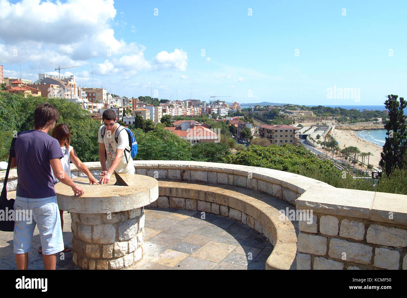 I turisti alla ricerca di un orologio solare al di sopra di Tarragona anfiteatro romano, Spagna. Foto Stock