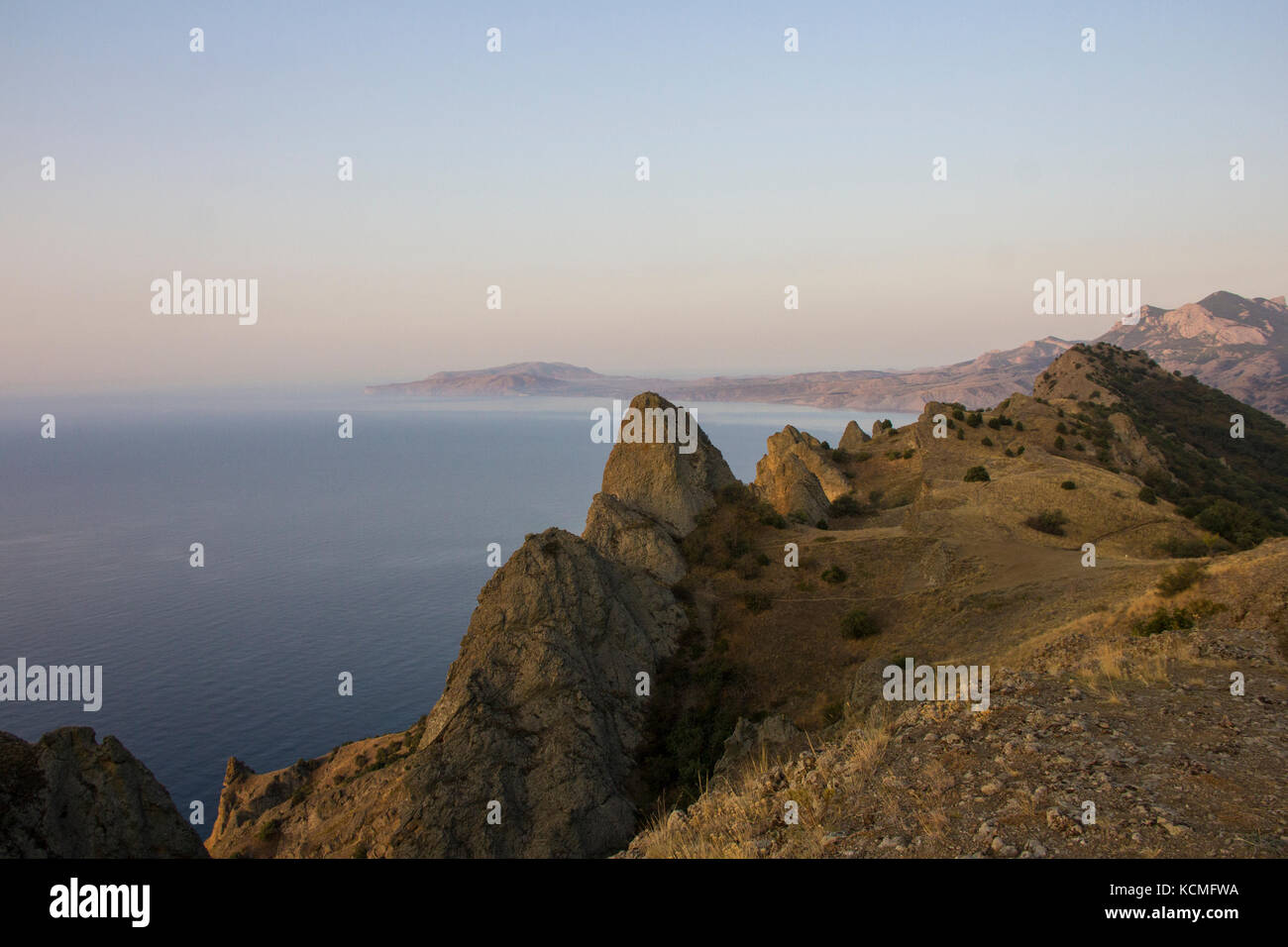 Il paesaggio di un famoso formazioni rocciose, baie vicino al vulcano estinto karadag montagna in riserva karadag nel nord-est della Crimea, mar nero Foto Stock