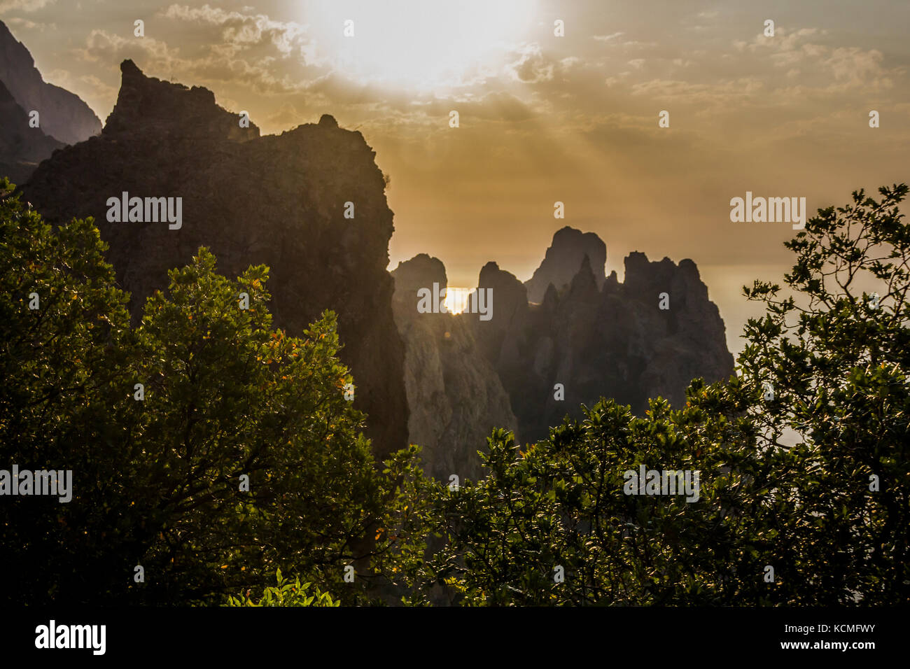 Il paesaggio di un famoso formazioni rocciose, baie vicino al vulcano estinto karadag montagna in riserva karadag nel nord-est della Crimea, mar nero Foto Stock