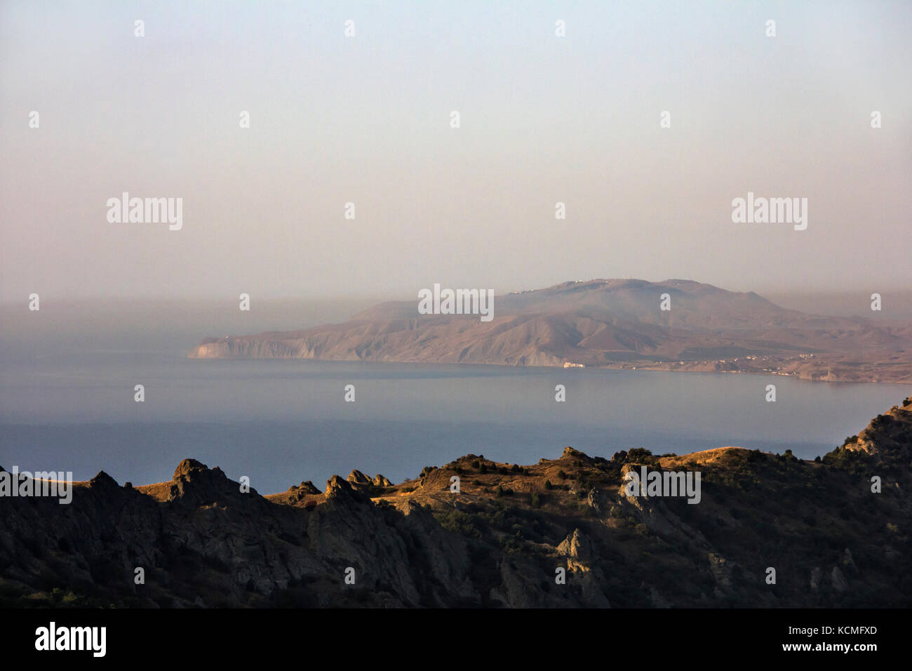 Il paesaggio di un famoso formazioni rocciose, baie vicino al vulcano estinto karadag montagna in riserva karadag nel nord-est della Crimea, mar nero Foto Stock