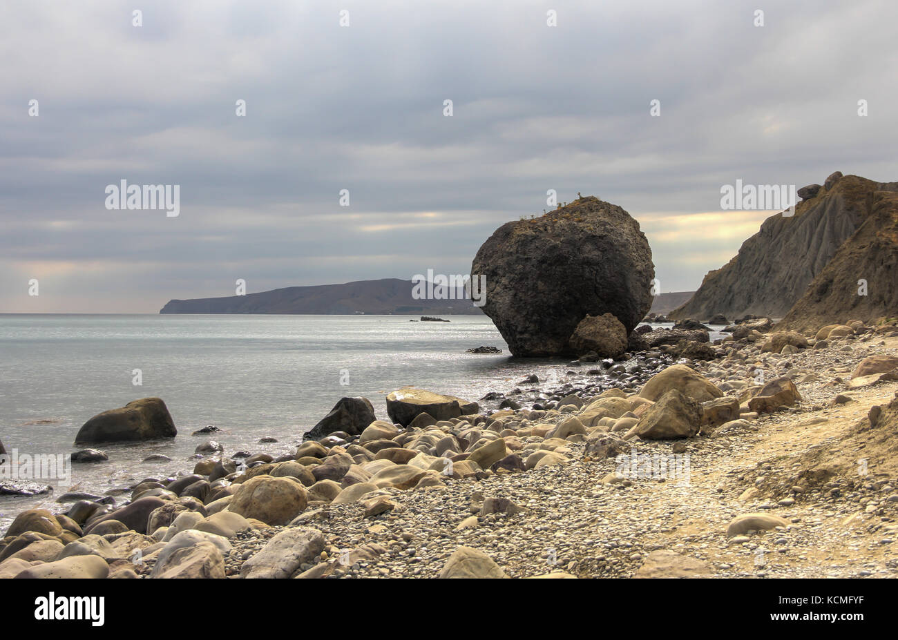 Il paesaggio di un famoso formazioni rocciose, baie vicino al vulcano estinto karadag montagna in riserva karadag nel nord-est della Crimea, mar nero Foto Stock