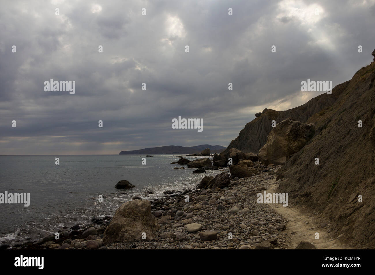 Il paesaggio di un famoso formazioni rocciose, baie vicino al vulcano estinto karadag montagna in riserva karadag nel nord-est della Crimea, mar nero Foto Stock