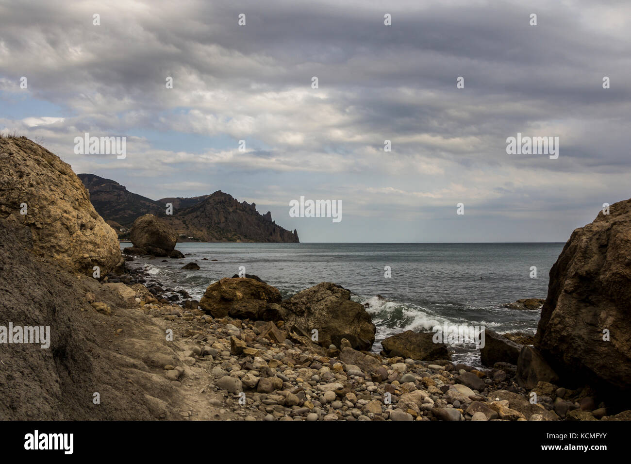 Il paesaggio di un famoso formazioni rocciose, baie vicino al vulcano estinto karadag montagna in riserva karadag nel nord-est della Crimea, mar nero Foto Stock