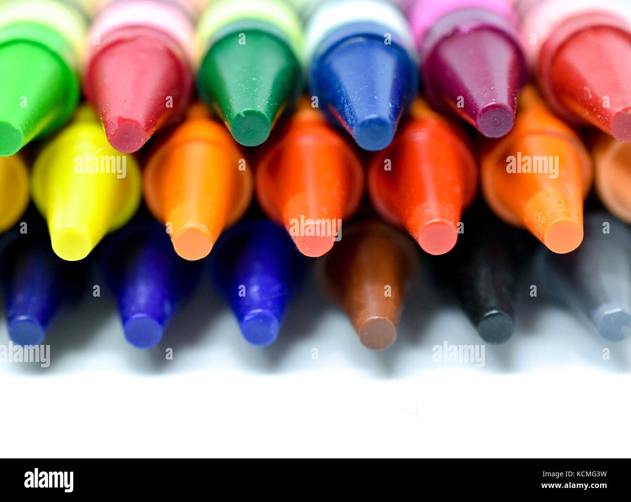 Primo piano di pastelli di cera dai colori vivaci Foto Stock