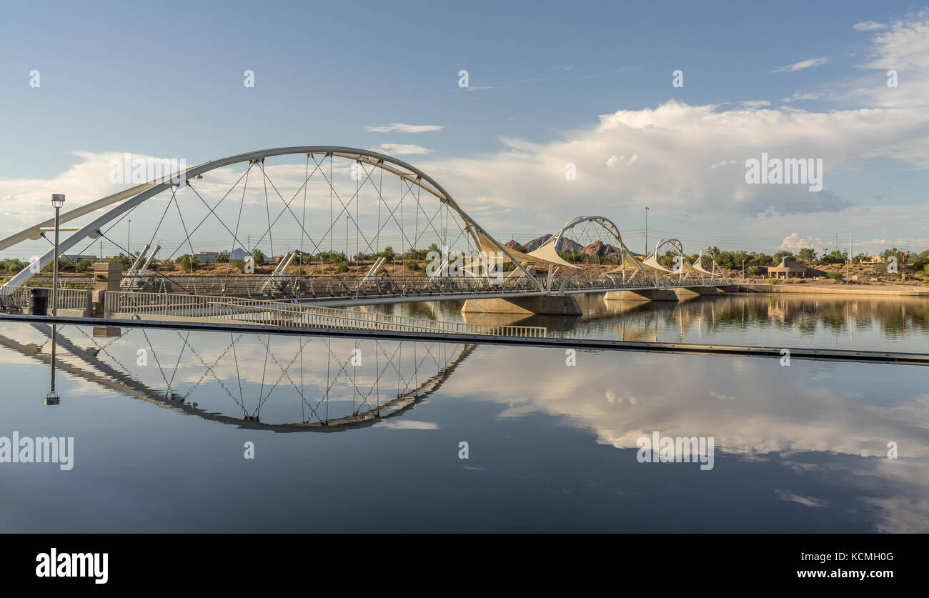 Il Town Lake Pedestrian Bridge sul Salt River a Tempe, Arizona, vicino al Tempe Center for Arts Foto Stock