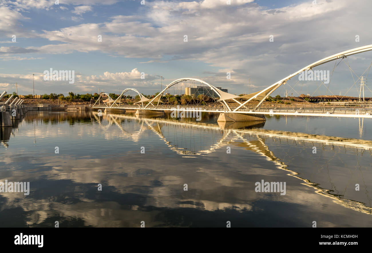 La città lago ponte pedonale oltre il fiume sale a Tempe Arizona vicino alla tempe center per le arti. Foto Stock