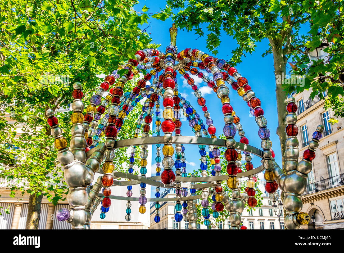 L'ingresso del Palais Royal metro su Place Colette è stato riprogettato da Jean-Michel Othoniel, come "Kiosque des noctambules' Foto Stock