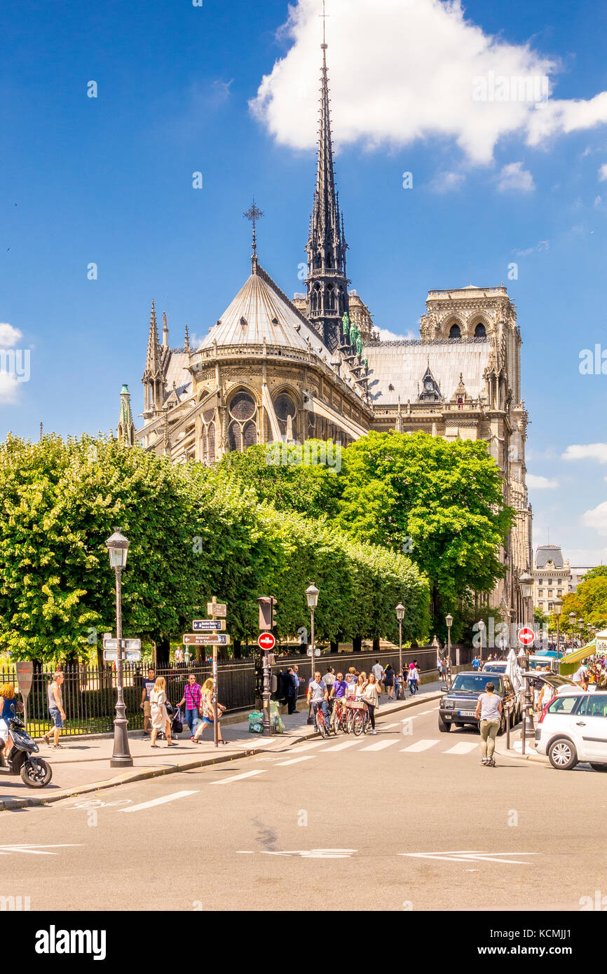 La facciata orientale di Notre Dame con il famoso flying contrafforte a Parigi, Francia Foto Stock