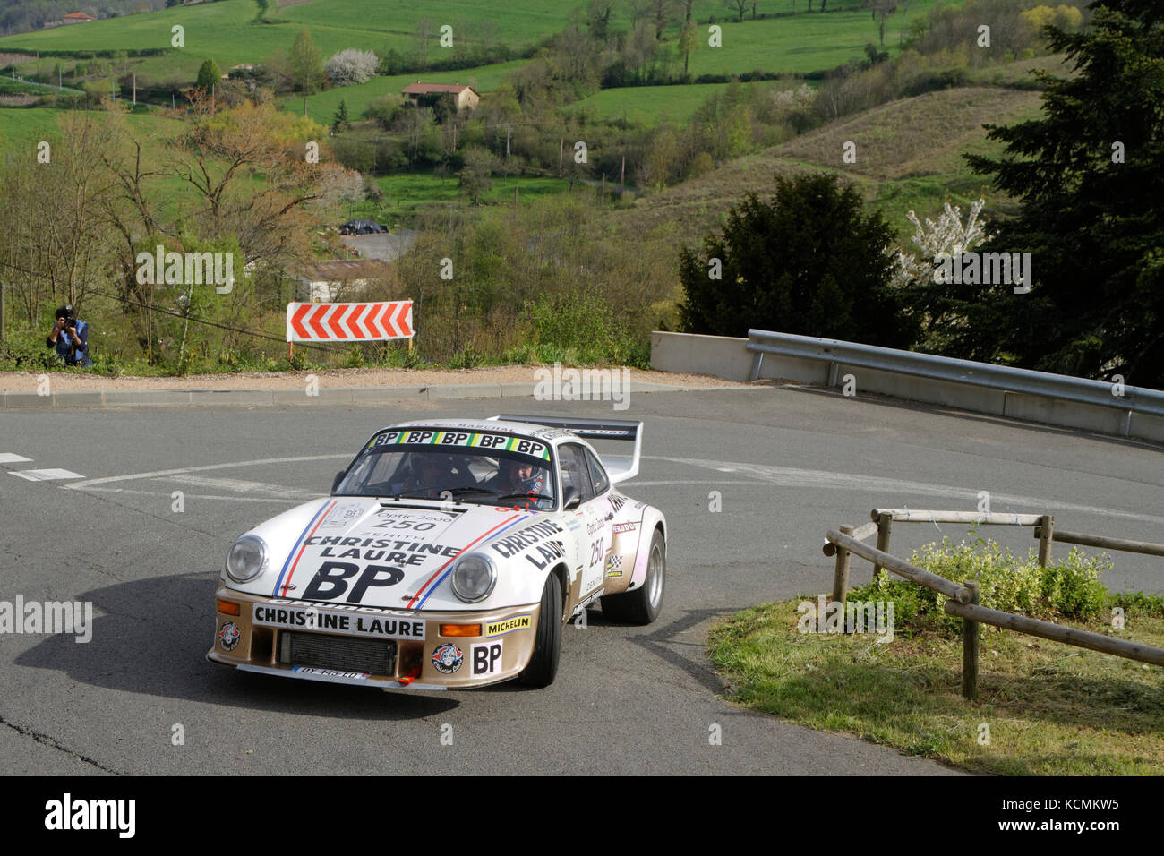 MARCHAMPT, Francia, 20 Aprile 2016 : Tour auto rally. Il Tour de France automobile è stata rilanciata nel 1992 per vetture storiche sia con una concorrenza e una Foto Stock