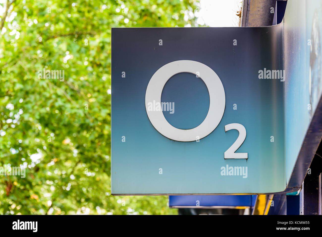 Northampton Regno Unito 5 ottobre 2017: Insegna con il logo O2 telefonica nel centro di Northampton. Foto Stock