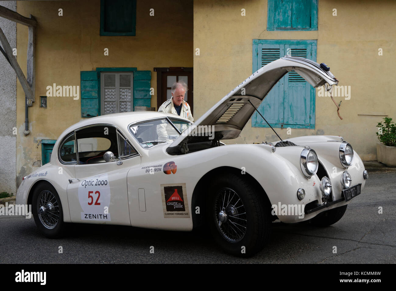 MARCHAMPT, Francia, 20 Aprile 2016 : Tour auto rally. Il Tour de France automobile è stata rilanciata nel 1992 per vetture storiche sia con una concorrenza e una Foto Stock