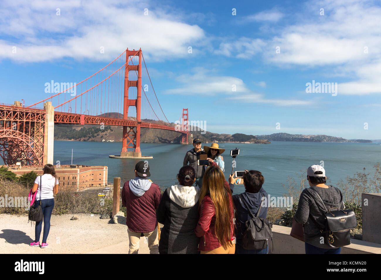 San Francisco, California, Stati Uniti d'America - settembre 15th, 2017: turisti asiatici per scattare delle foto di un giovane al Golden Gate National Recreation Area. Foto Stock