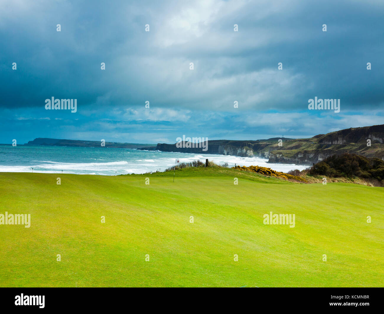 Quinta verde dall'Oceano Atlantico al Royal Portrush Golf club la sede per il 2019 Open di golf Foto Stock