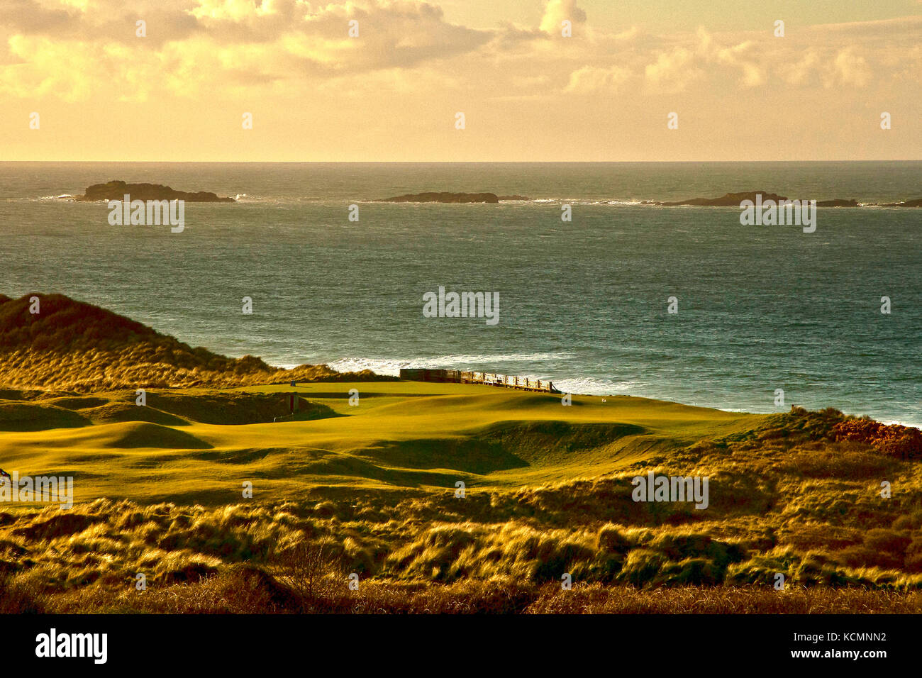 5° green vicino all'Oceano Atlantico al Royal Portrush Golf Club, il luogo in cui si svolge il Campionato Open Golf 2019 Foto Stock