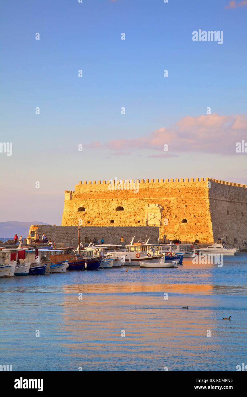 La barca rivestita porto veneziano e fortezza, Heraklion, Creta, Isole Greche, Grecia, Europa Foto Stock