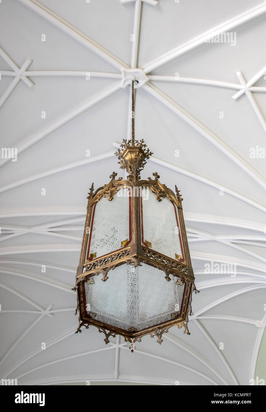Storico decorativi luce sospesa su un bianco netto gotico vault Foto Stock