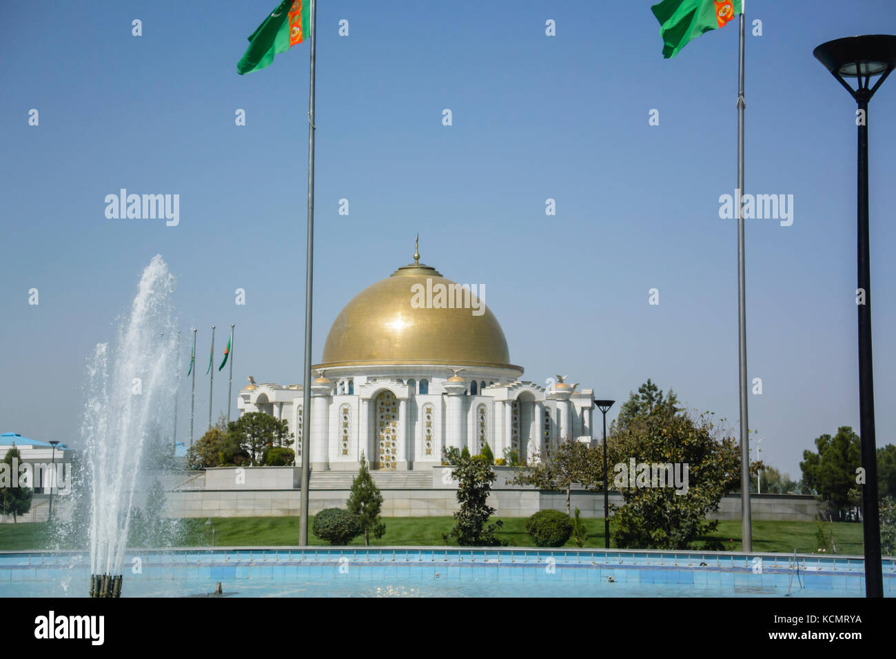 Ashgabat - Inumazione tomba alla Moschea Ruhy dell ex Presidente Saparmurat Niyazov. e la sua famiglia che sono stati uccisi nel 1948 Terremoto Foto Stock