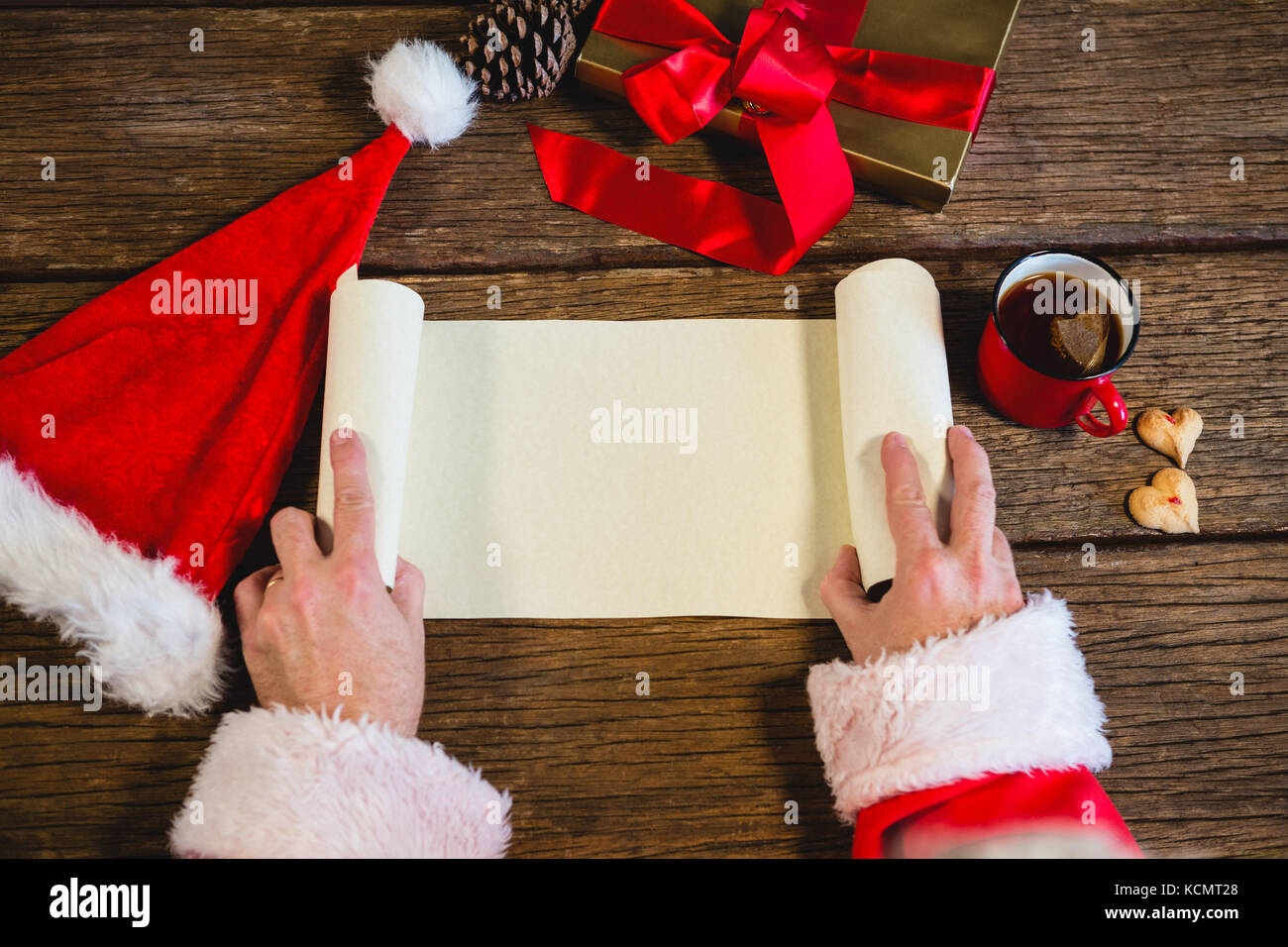 Le mani di Babbo Natale apertura scorrimento vuoto Foto Stock