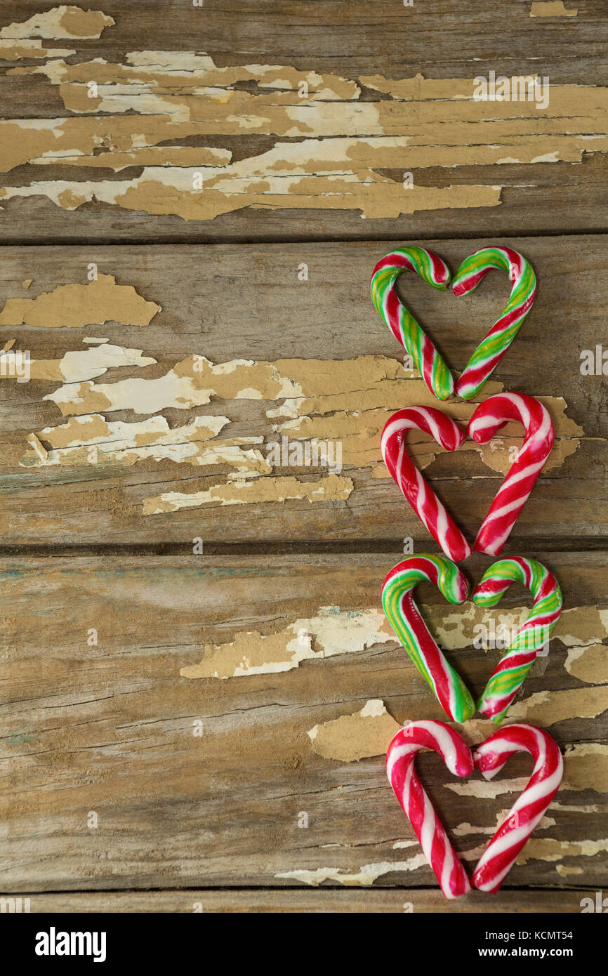 Close-up di variopinte candy canes disposti sulla tavola in legno Foto Stock