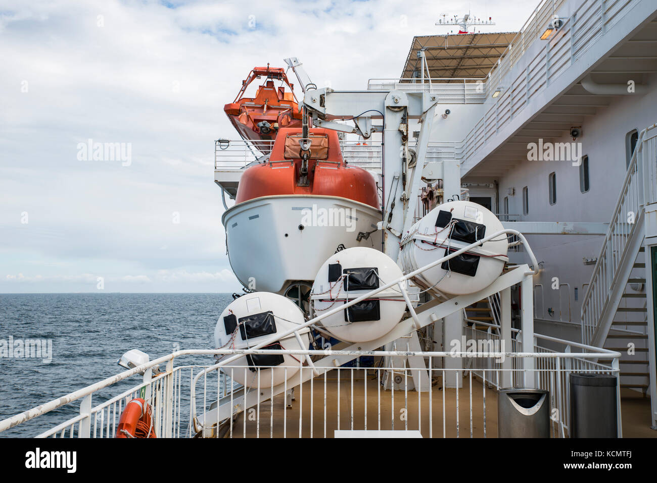 Scialuppa di salvataggio su una nave da crociera sul mare Foto Stock