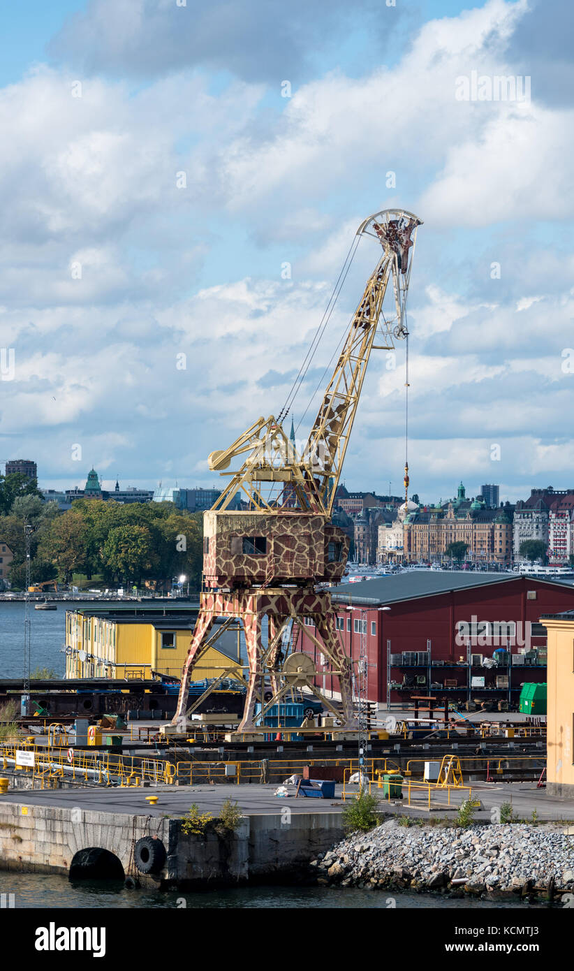 Gru di cantiere dipinta come una giraffa a Stoccolma Foto Stock