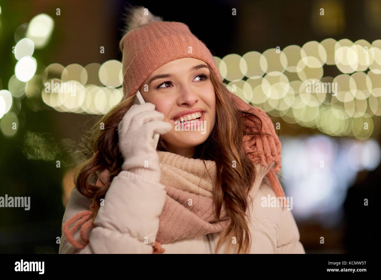 Donna felice chiamando sullo smartphone a natale Foto Stock