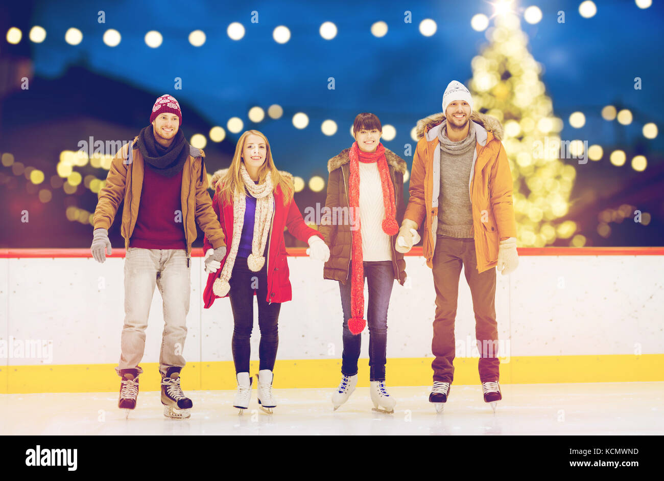 Happy amici sul Natale pista di pattinaggio Foto Stock