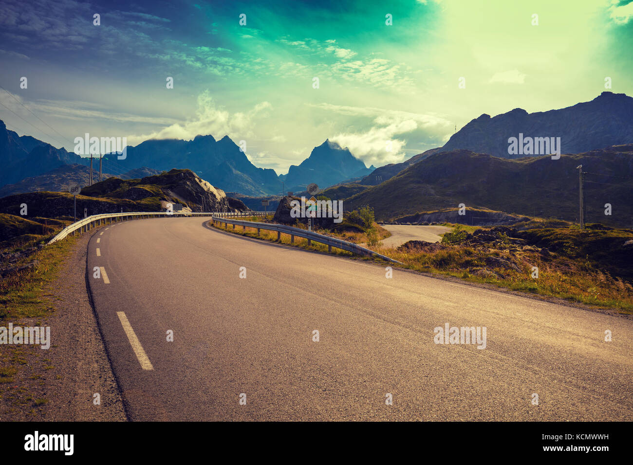 Strada di Montagna. La bellissima natura della Norvegia. Isole Lofoten Foto Stock
