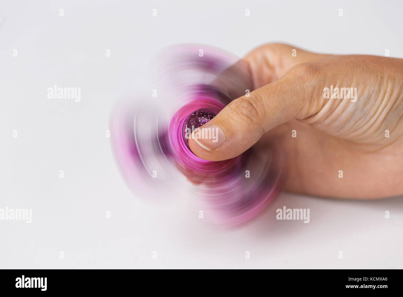Stretta di mano giocando con agitano: spinner Foto Stock
