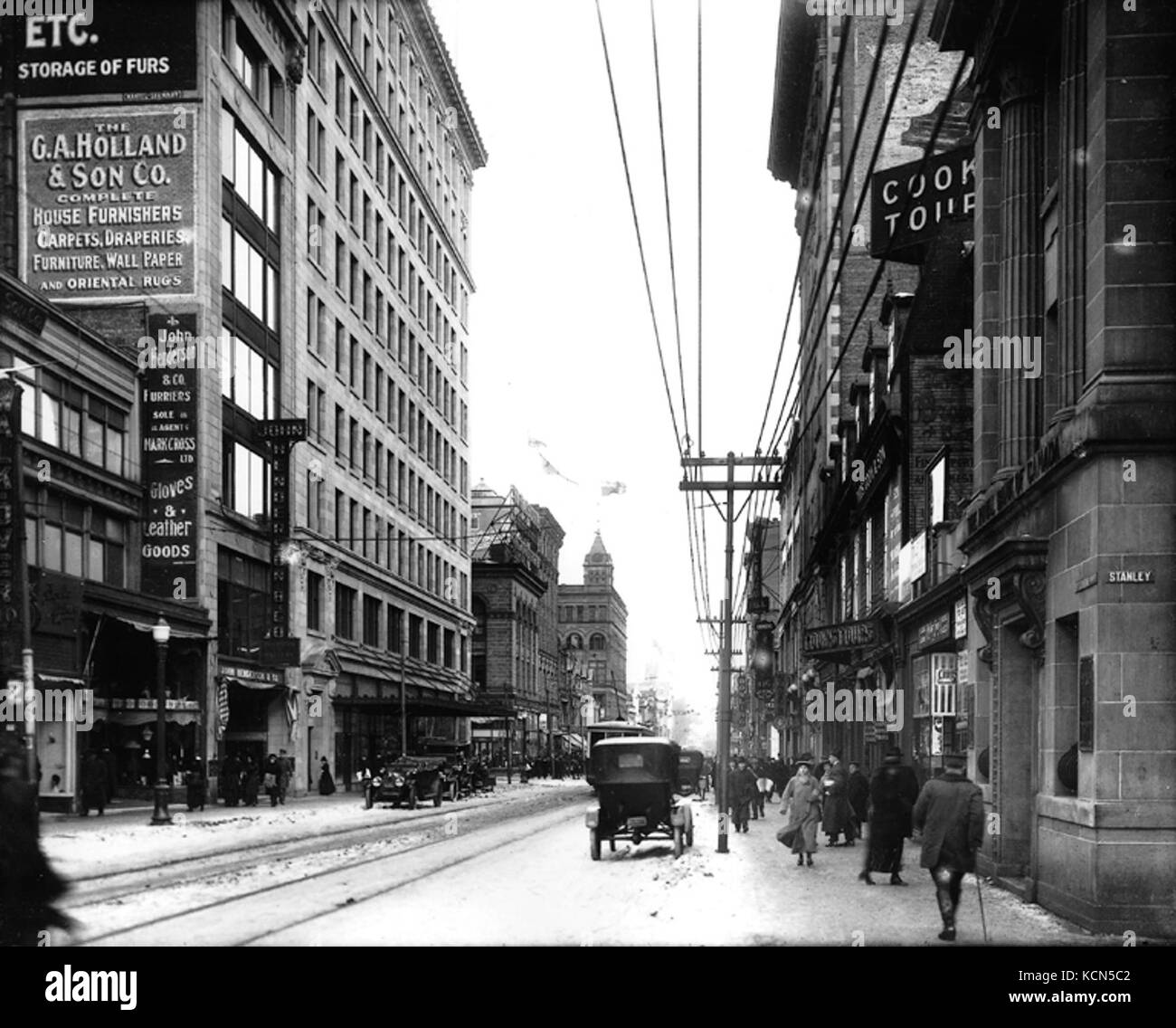 Angolo di Santa Caterina e Stanley strade guardando ad est, Montreal, QC, 1915 (2862732368) Foto Stock