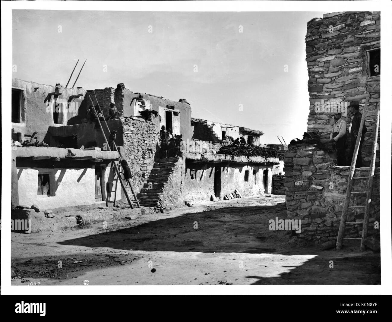 Adobe abitazioni e una scena di strada nel villaggio di Shonguapavi in serata, ca.1901 (CHS 1037) Foto Stock