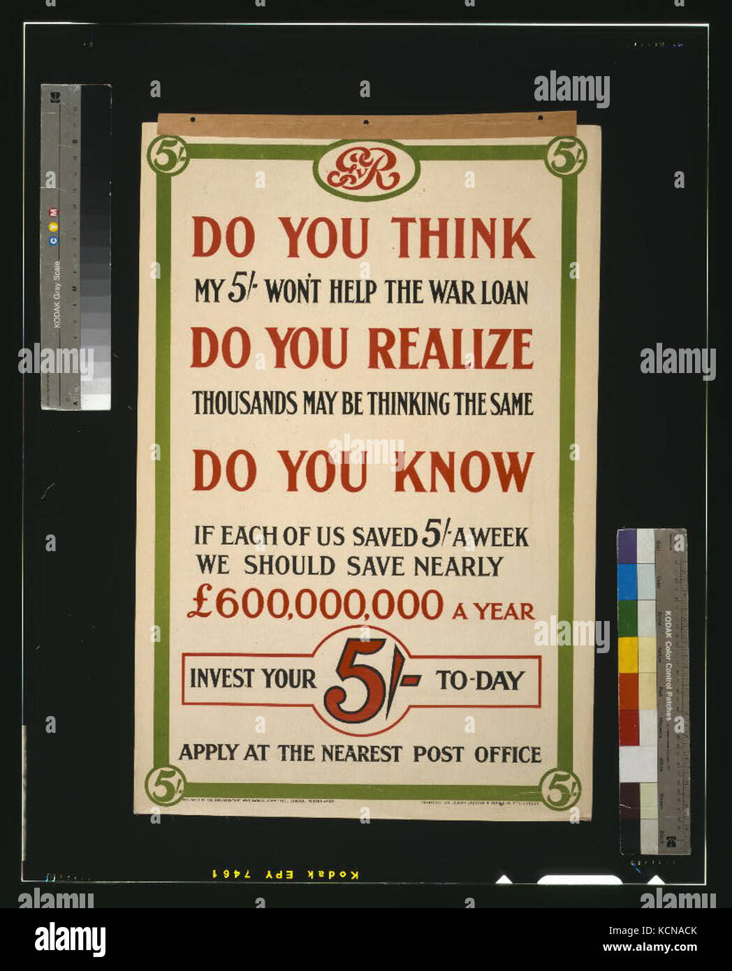 Questo poster propagandistico dell'era della seconda guerra mondiale incoraggia i cittadini a contribuire allo sforzo di prestito di guerra, sottolineando che i contributi individuali possono avere un impatto significativo. Foto Stock