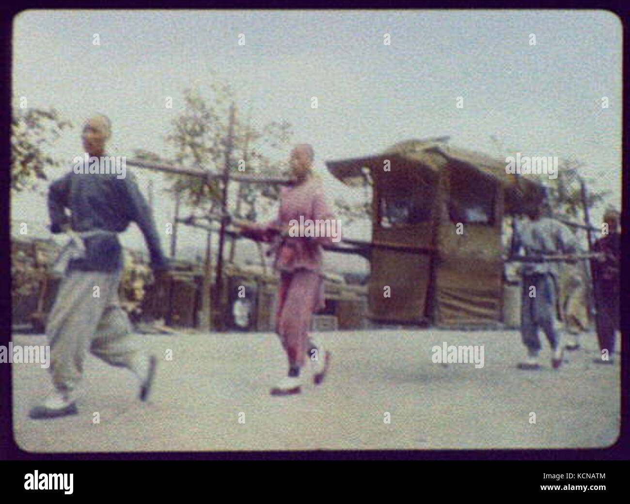 Quattro uomini trasportano portantina LCCN2004707922 Foto Stock