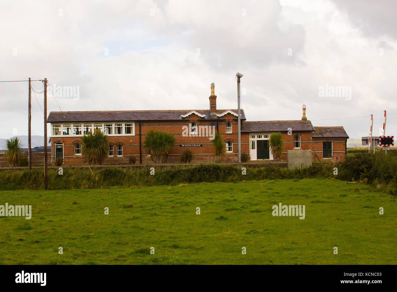 Il rinnovato passaggio ferroviario automatico e la stazione di casa a Magilligan sulla costa settentrionale dell'Irlanda nella contea di Londonderry in una giornata noiosa Foto Stock