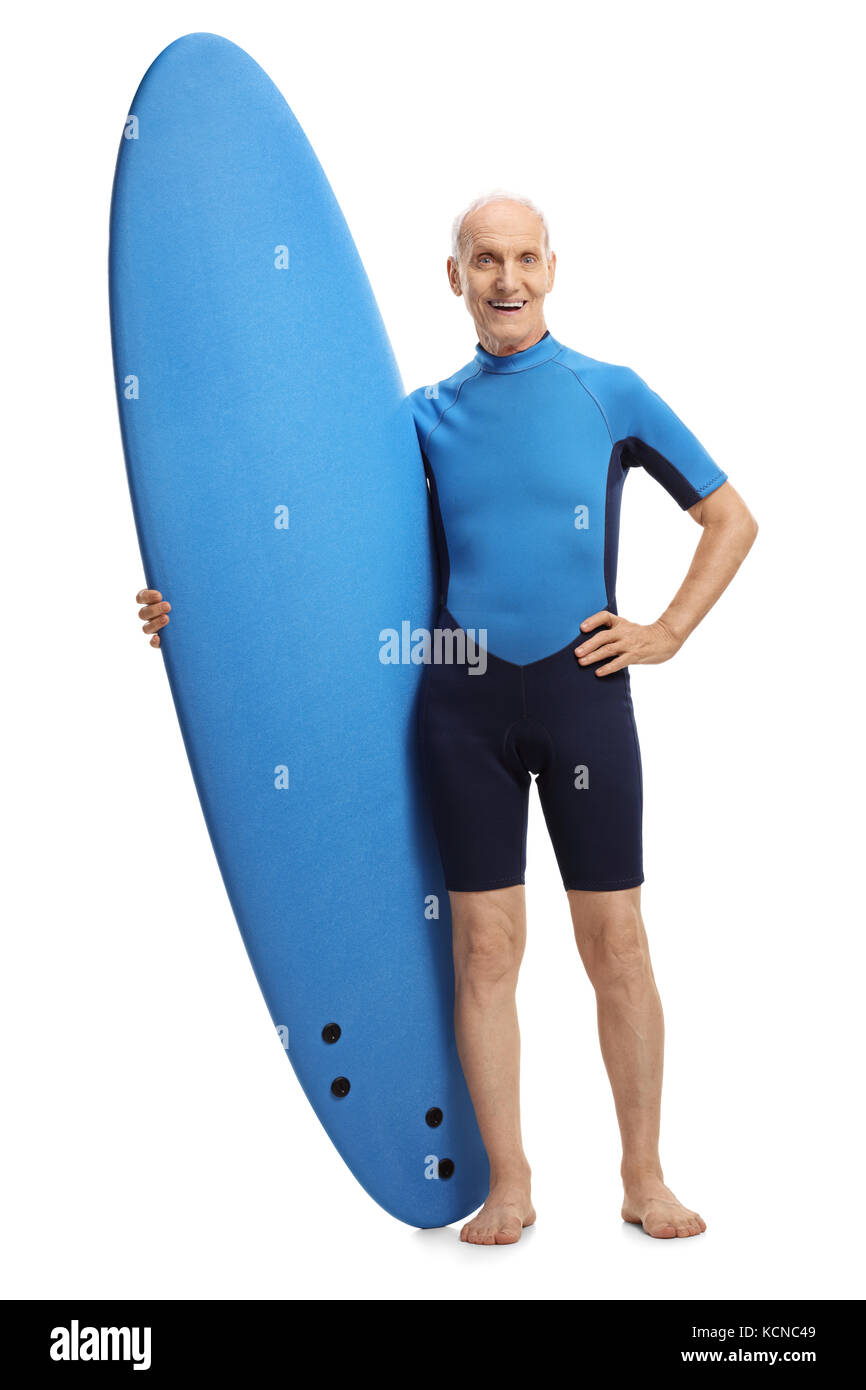 A piena lunghezza Ritratto di un senior con una tavola da surf isolati su sfondo bianco Foto Stock
