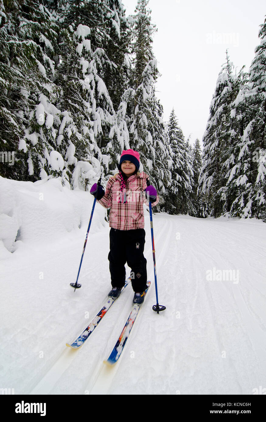 Ragazza giovane (7) gode di una giornata di sci di fondo a colline di larice Nordic Center vicino a Salmon Arm nella regione di Shuswap della British Columbia, Canada Foto Stock