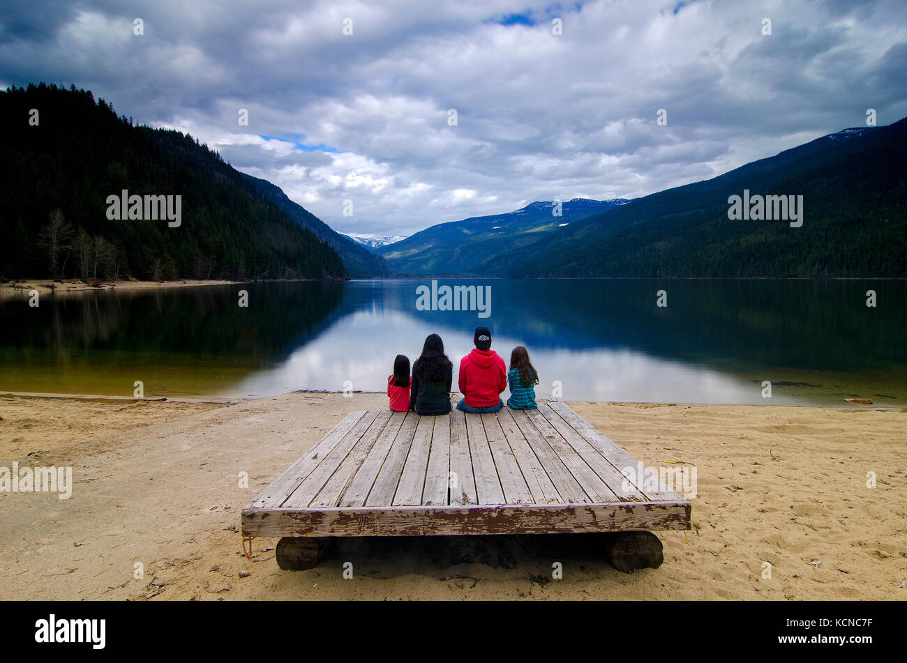 Famiglia giovane prende in montagna circostanti vedute a Mabel lago vicino Lumby nella regione Okanagan della British Columbia, Canada Foto Stock