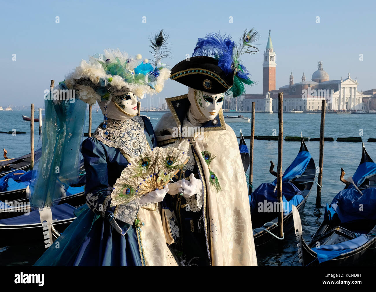 Coppia con bellissimi costumi di Carnevale a Venezia, Italia Foto stock -  Alamy