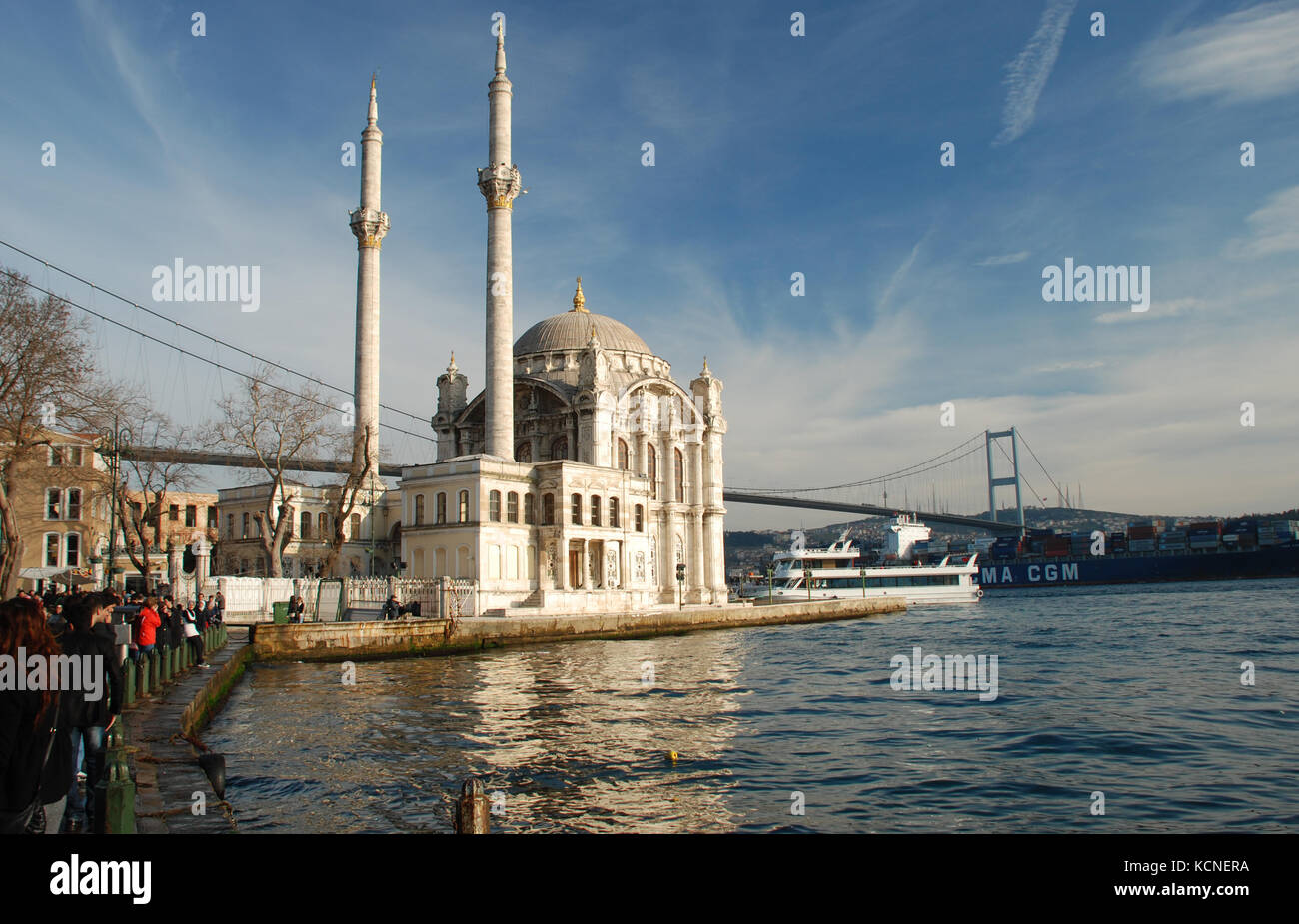 La Moschea Ortakoy vicino al Ponte sul Bosforo, Istanbul TURCHIA Foto Stock
